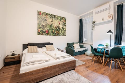 Bed, Living room, Photo of the whole room, Seating area, Bedroom, towels, air conditioner