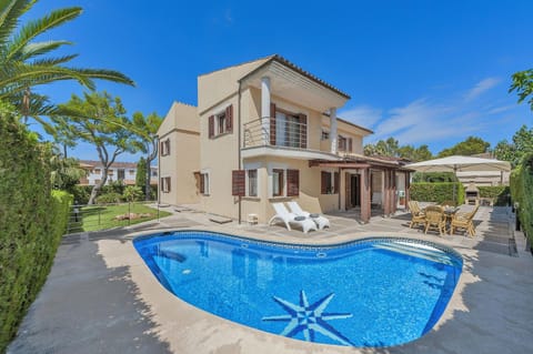 Property building, Patio, Day, Garden, Garden view, Pool view, Swimming pool, Swimming pool, sunbed