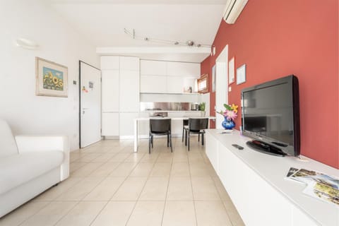 Communal lounge/ TV room, Kitchen or kitchenette, Dining area, air conditioner