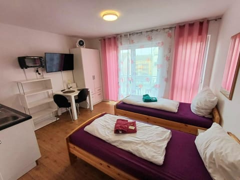 Communal lounge/ TV room, Bed, TV and multimedia, Living room, Photo of the whole room, Seating area, Bedroom, towels