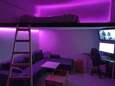 Bed, TV and multimedia, Living room, Photo of the whole room, Seating area, Evening entertainment, Bedroom, hair dresser