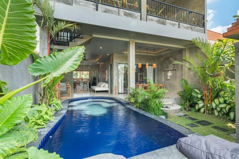 Property building, Living room, Dining area, Swimming pool