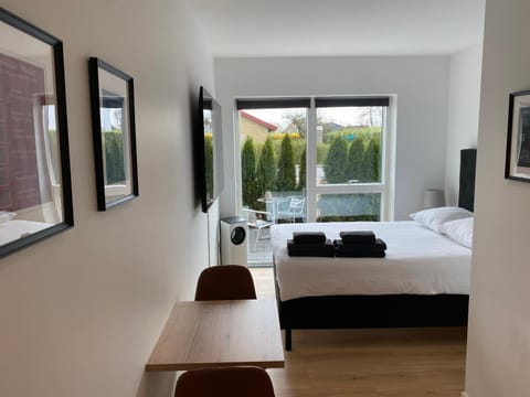 Bed, TV and multimedia, View (from property/room), Dining area, Bedroom, towels, air conditioner