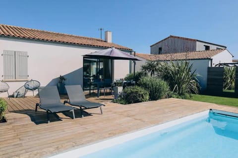 Property building, Patio, Day, Garden, Garden view, Pool view, Swimming pool, sunbed