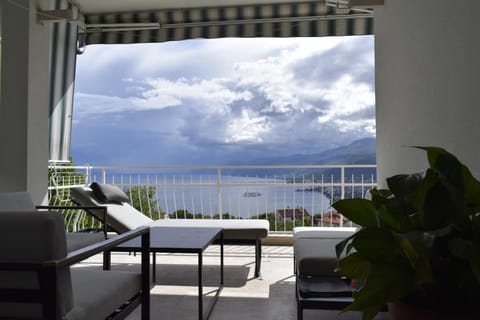 Day, Natural landscape, View (from property/room), Balcony/Terrace, Living room, Seating area, City view, Mountain view, Sea view