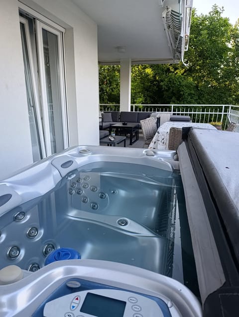 Hot Tub, Balcony/Terrace, Pool view