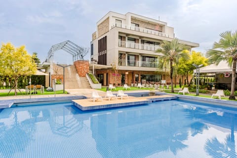 Swimming pool