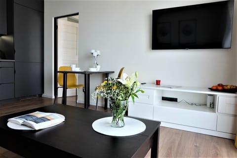 Communal lounge/ TV room, TV and multimedia, Dining area, Evening entertainment