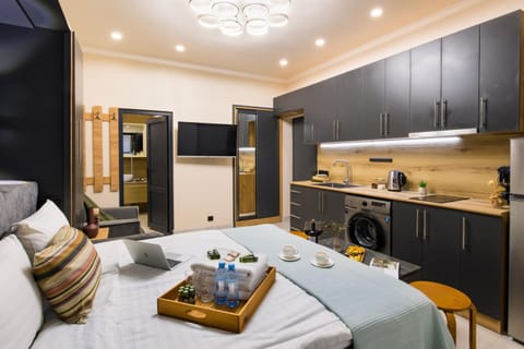 Bed, Coffee/tea facilities, Kitchen or kitchenette, Photo of the whole room, stove, wardrobe, washing machine
