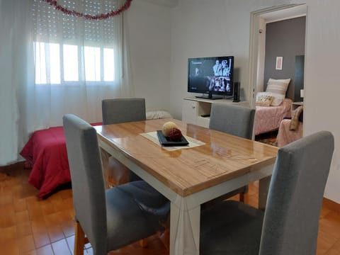 TV and multimedia, Living room, Seating area, Dining area