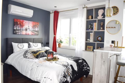 Bed, Photo of the whole room, air conditioner, air conditioner