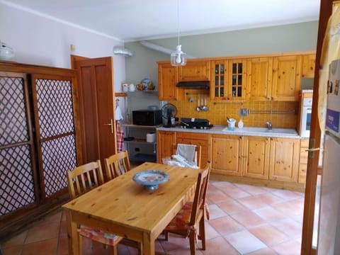 Kitchen or kitchenette, Dining area, pet friendly