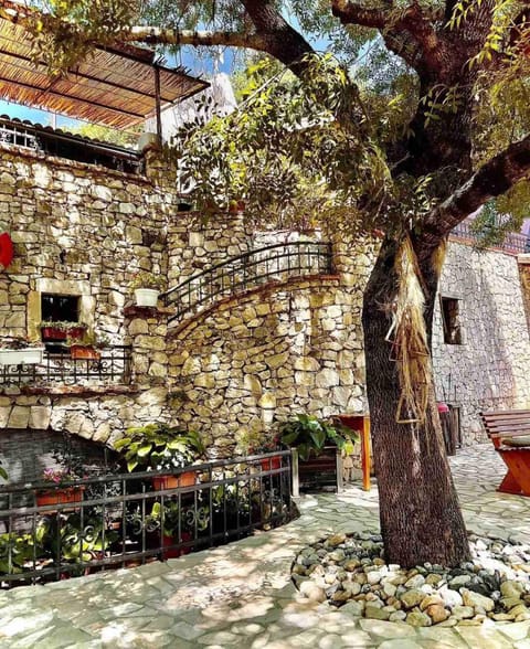 Property building, Restaurant/places to eat