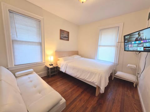Bed, TV and multimedia, Bedroom