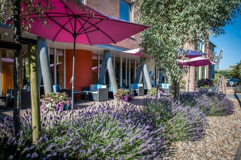 Property building, Patio, Facade/entrance