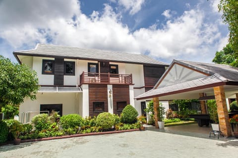 Facade/entrance, Garden, Area and facilities