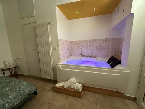 Hot Tub, Photo of the whole room, Bedroom