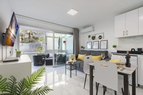 TV and multimedia, Seating area, Dining area