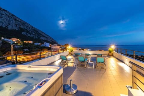 Night, Natural landscape, Hot Tub, Balcony/Terrace, Mountain view, Pool view, Sea view, sunbed