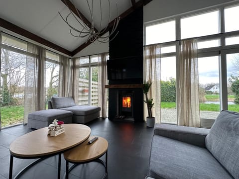 TV and multimedia, Living room, Seating area, flat iron