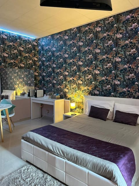 Bed, TV and multimedia, Living room, Photo of the whole room, Seating area, Bedroom