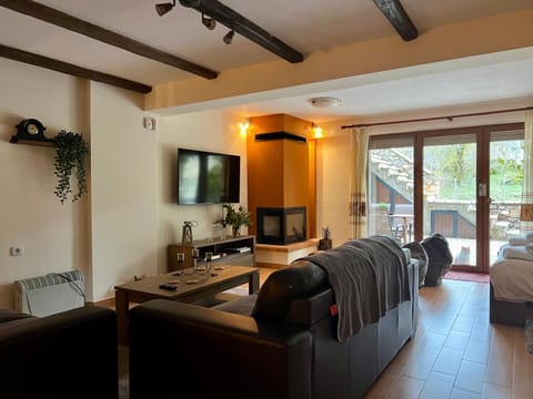 TV and multimedia, Living room, Seating area, Evening entertainment