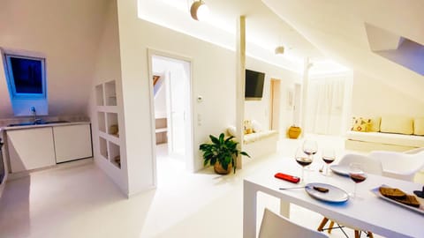 TV and multimedia, Kitchen or kitchenette, Living room, Seating area, Dining area, Food, Drinks