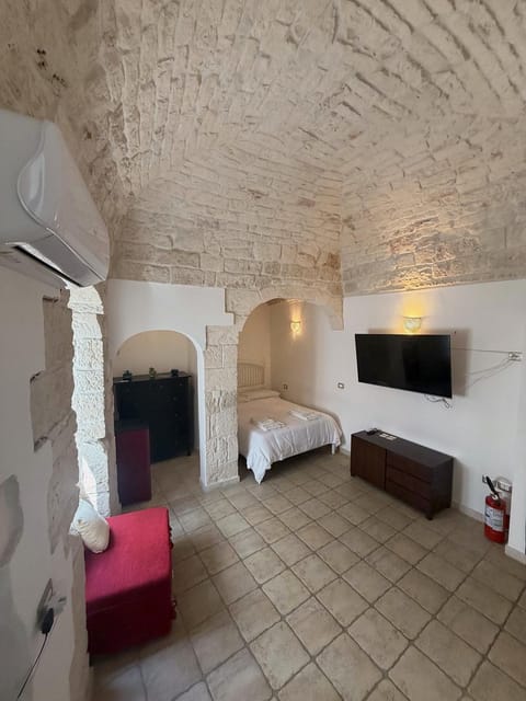 Bed, TV and multimedia, Photo of the whole room, Seating area, Bedroom, air conditioner