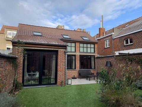 Property building, Day, Garden