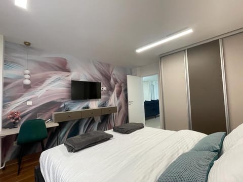 Communal lounge/ TV room, Bed, TV and multimedia, Photo of the whole room, Bedroom, hair dresser, wardrobe