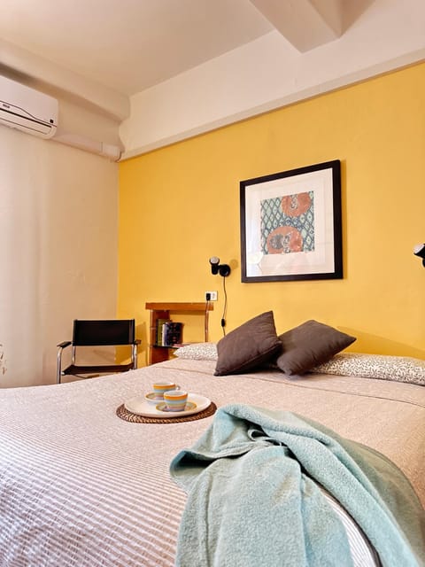 Bed, Living room, Photo of the whole room, Seating area, Bedroom, air conditioner