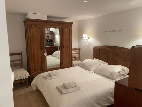 Bed, Photo of the whole room, Bedroom, wardrobe