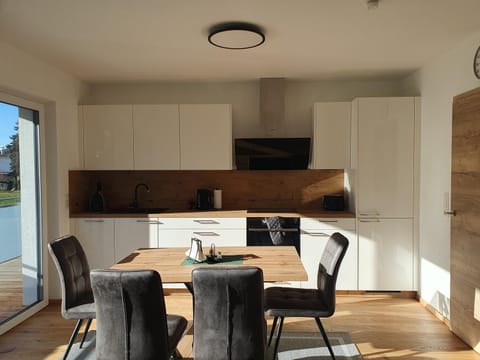 Kitchen or kitchenette, Dining area, stove