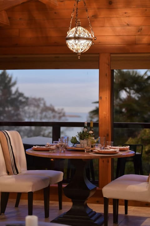 Dolphin House by EMR Vacation Rentals House in Vancouver Island