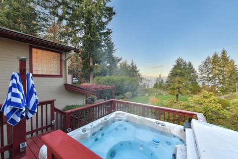 Dolphin House by EMR Vacation Rentals House in Vancouver Island