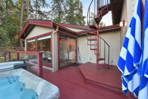 Dolphin House by EMR Vacation Rentals House in Vancouver Island