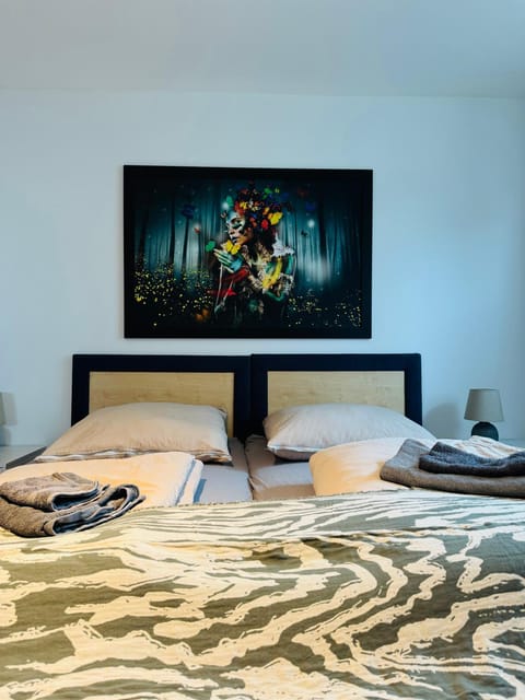 Bed, Bedroom, towels