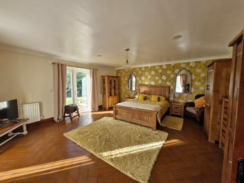 Romantic rural cottage, log burner, Smart TV early check in ,large gardens House in Wales