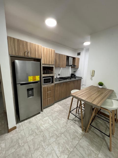 Kitchen or kitchenette, Dining area, minibar