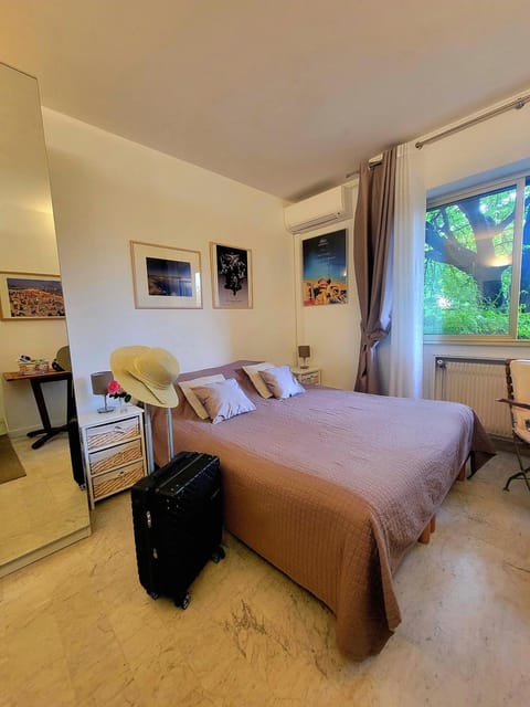 Photo of the whole room, air conditioner