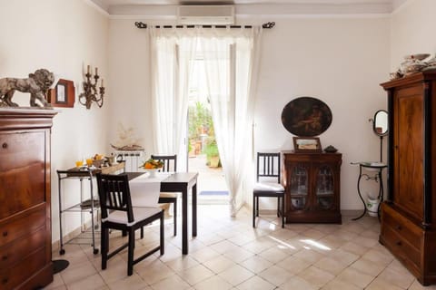 Seating area, Dining area