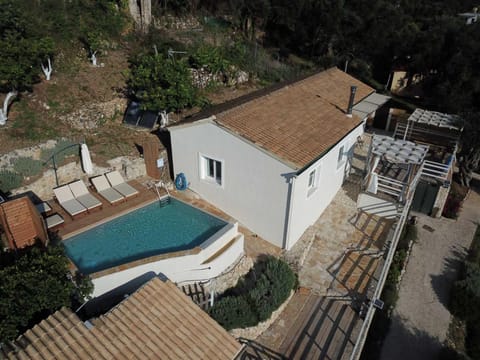 Property building, Day, Pool view, Swimming pool, sunbed