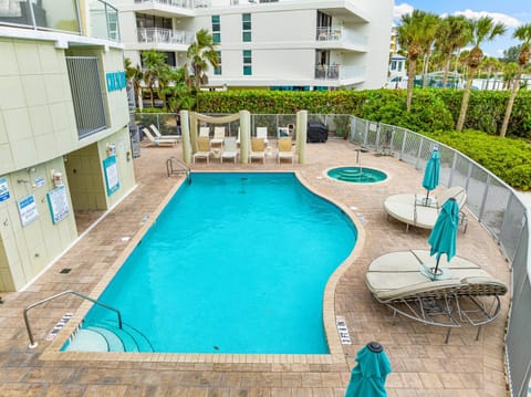 Property building, Day, Swimming pool