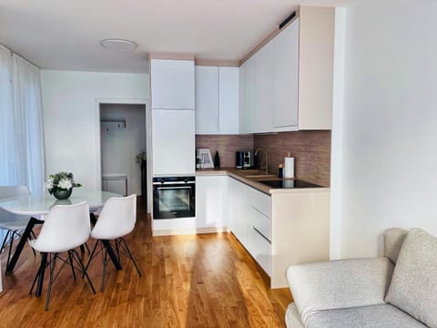 Coffee/tea facilities, Kitchen or kitchenette, Living room, Seating area, Dining area, oven, stove