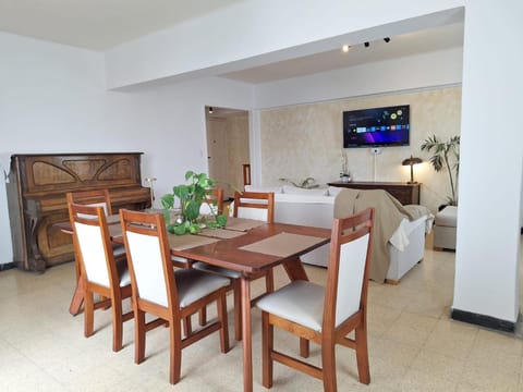 TV and multimedia, Kitchen or kitchenette, Living room, Seating area, Dining area