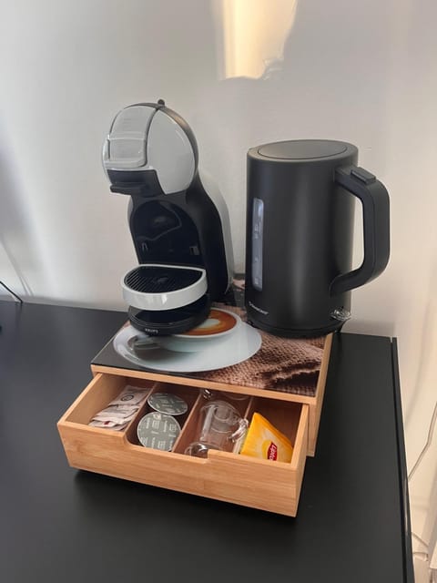 Bella Vita Guesthouse -parcheggio privato interno Bed and Breakfast in Arona