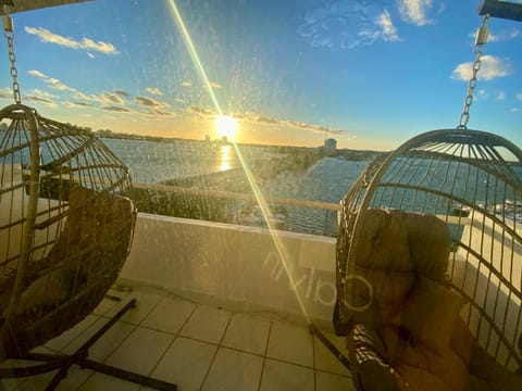 Panoramic luxurious waterfront one bedroom apartment with Miami skyline view Free parking 5min drive to Miami Beach Apartment in North Bay Village