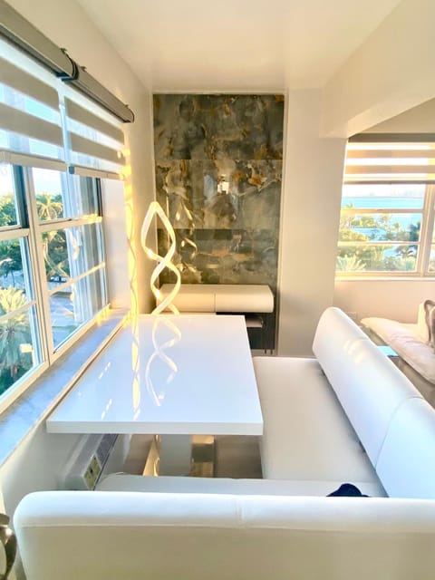 Panoramic luxurious waterfront one bedroom apartment with Miami skyline view Free parking 5min drive to Miami Beach Apartment in North Bay Village