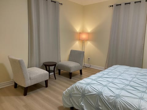 Two-bedroom Suite with King Bed-4 Minutes to The Falls House in Niagara Falls