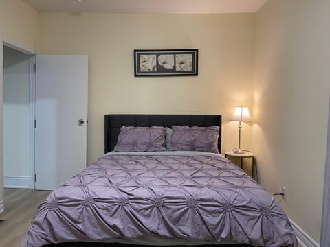 Two-bedroom Suite with King Bed-4 Minutes to The Falls House in Niagara Falls